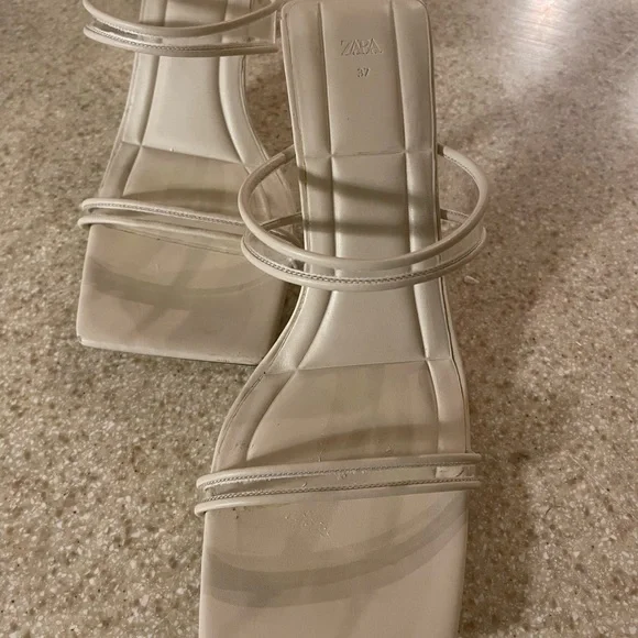 Zara, cream, wore two times. Too big for my narrow foot. Size 6 1/3-Euro 37. - Picture 4 of 10